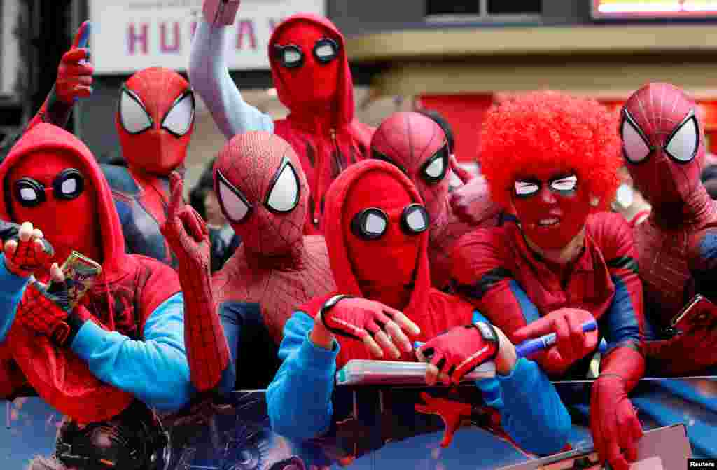 2017年8月7日,影片《蜘蛛侠:英雄归来》(Spider-Man: Homecoming)在东京举行的日本首映式上,影迷穿着蜘蛛侠服装,等待演员汤姆·赫兰德和导演约翰·瓦茨的到来。