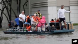 在美国第四大城市休斯顿,居民乘船撤离(2017年8月27日)