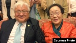 加州的国会众议员本田和慰安妇李龙秀合影(本田推特网页照片)