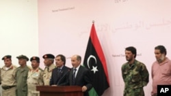 过渡委员会领导人贾利勒(中)10月24日在班加西举行的新闻发布会上