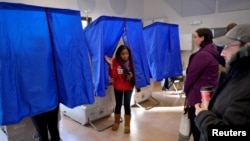 在宾州的总统选举日,一名选民投完票后离开投票机。(2016年11月8日)