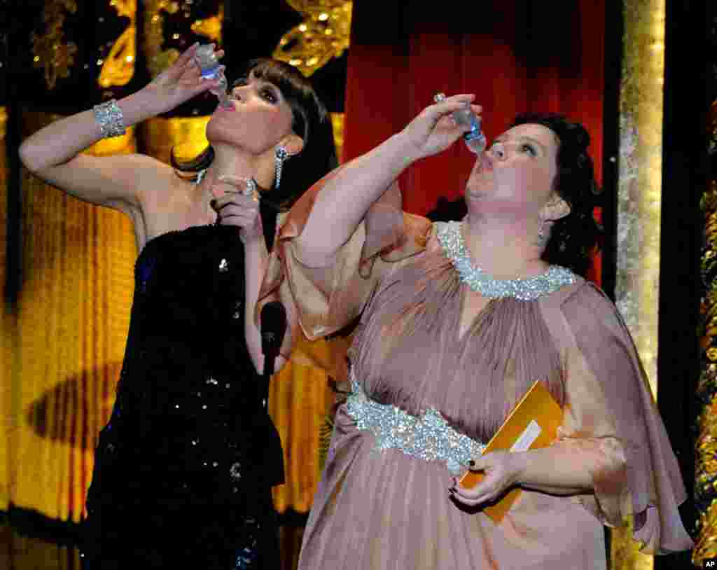 影片《伴娘》( "Bridesmaids" ,也称《伴娘我最大》)的演员Rose Byrne 和梅丽莎·麦卡西(右)饮酒,祝贺影片《雨果》( "Hugo" )的导演赢得一些奖项  