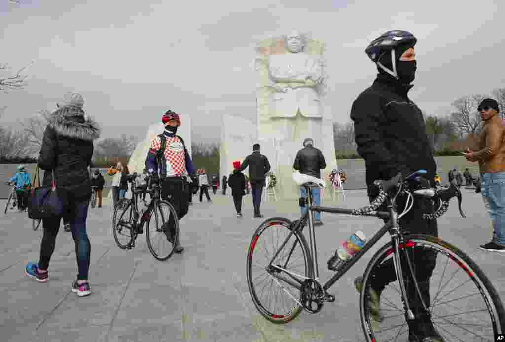 2018年1月15日,华盛顿国家广场,人们参观马丁路德金纪念园。