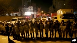 伊朗安全部队守卫在沙特阿拉伯大使馆外，同时，一群示威者抗议沙特处死什叶派教士奈米尔。（2016年1月3日）