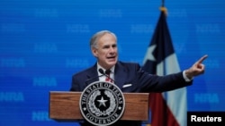 资料照片:德克萨斯州长阿博特在达拉斯讲话。(2018年5月4日)