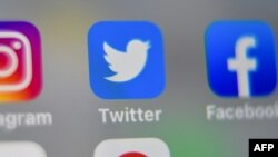 资料照:推特和脸书标志