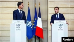 法国总统马克龙和北约秘书长马克·吕特(左)在法国巴黎爱丽舍宫举行会晤时发表声明。(2024年11月12日)