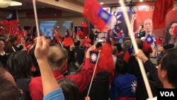 韩国瑜支持者2019年12月7日在马里兰州造势活动中挥舞旗帜(美国之音锺辰芳拍摄) 韩国瑜支持者2019年12月7日在马里兰州造势活动中挥舞旗帜(美国之音锺辰芳拍摄)