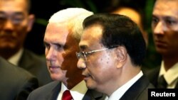 美国副总统彭斯与中国总理李克强在新加坡东盟峰会上交谈。(2018年11月15日)