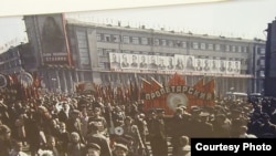 莫斯科多媒体展览馆2011年举办的一次图片展览中,期中一张图片介绍1948年莫斯科市民欢庆五一节,背景有列宁、斯大林和日丹诺夫等苏共领导人像。照片由苏联摄影师米科沙拍摄。