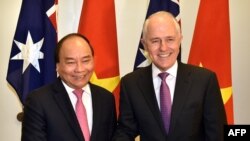 Thủ Tướng Việt Nam Nguyễn Xuân Phúc (trái) bắt tay Thủ Tướng Úc Malcolm Turnbull tại tòa nhà Quốc hội ở Canberra, ngày 15/3/2018. AFP PHOTO / MARK GRAHAM