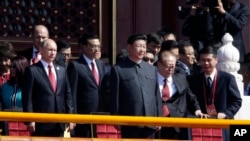 中共总书记习近平在天安门上,一侧是中国总理李克强和俄罗斯总统普京,另一侧是江泽民(2015年9月3日)