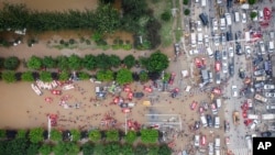 中国北部河北省涿州市洪水期间,救援人员部署救生筏疏散居民。(美联社)