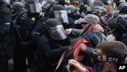 资料照片:美国国会警察试图阻止抗议人士冲进国会(2021年1月6日)