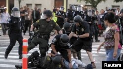 Người biểu tình bị cảnh sát Orange County bắt giữ trong cuộc tuần hành phản đối các vụ nổ súng gây chết người hồi gần đây ở Anaheim, California, ngày 24/7/2012