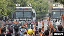 2月20日缅甸抗议者在曼德勒示威抗议军人政变。(路透社照片)