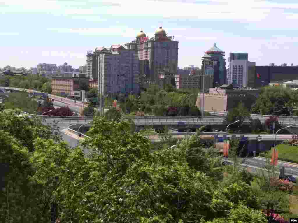 平日拥堵的建国门桥已无车辆。(美国之音叶兵 艾伦拍摄)