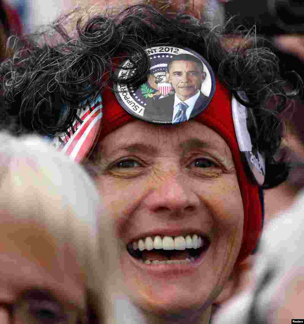 Một nữ ủng hộ viên lắng nghe Tổng thống Obama phát biểu trong tại Green Bay, Wisconsin, ngày 1/11/2012.