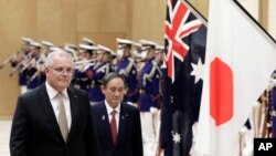 澳大利亚总理莫里森在日本东京与日本首相菅义伟检阅仪仗队。(2020年11月17日)