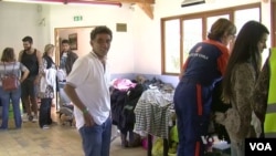 法国志愿者帮助新来的移民(2015年9月11日)