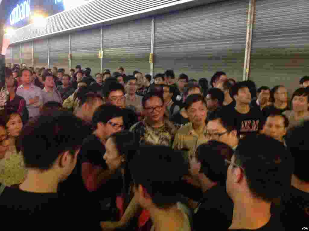 旺角爆发支持和反占中人士的大规模对峙 (美国之音海彦拍摄) 