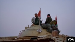 2016年11月7日,开往前线的库尔德“敢死军”的坦克(美国之音德特默拍摄)