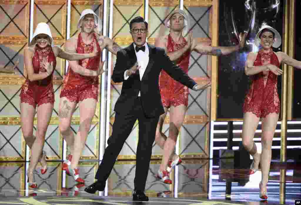 今年艾美奖颁奖典礼主持人、电视夜间说笑节目明星斯蒂芬·科尔伯特(Stephen Colbert)和伴舞者在舞台上。他在开场白中多次调侃川普总统,其中包括川普曾抱怨他从未因主持电视真人秀《名人学徒》(Celebrity Apprentice)而拿到艾美奖。科尔伯特说:“你们为什麽不给他一个艾美奖?我告诉你们,如果他拿下了艾美奖,我打赌他就不会竞选总统了。所以在某种意义上说,这是你们的错。”