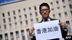 在中意两国外长会晤期间,香港民主活动人士罗冠聪在意大利外交部外对媒体讲话向罗马施压。 (2020年8月25日)