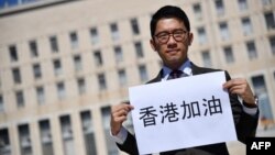 在中意两国外长会晤期间，香港民主活动人士罗冠聪在意大利外交部外对媒体讲话向罗马施压。 （2020年8月25日）