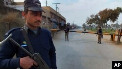 Cảnh sát Pakistan canh gác tại một chốt kiểm soát trên con đường tới Bannu.