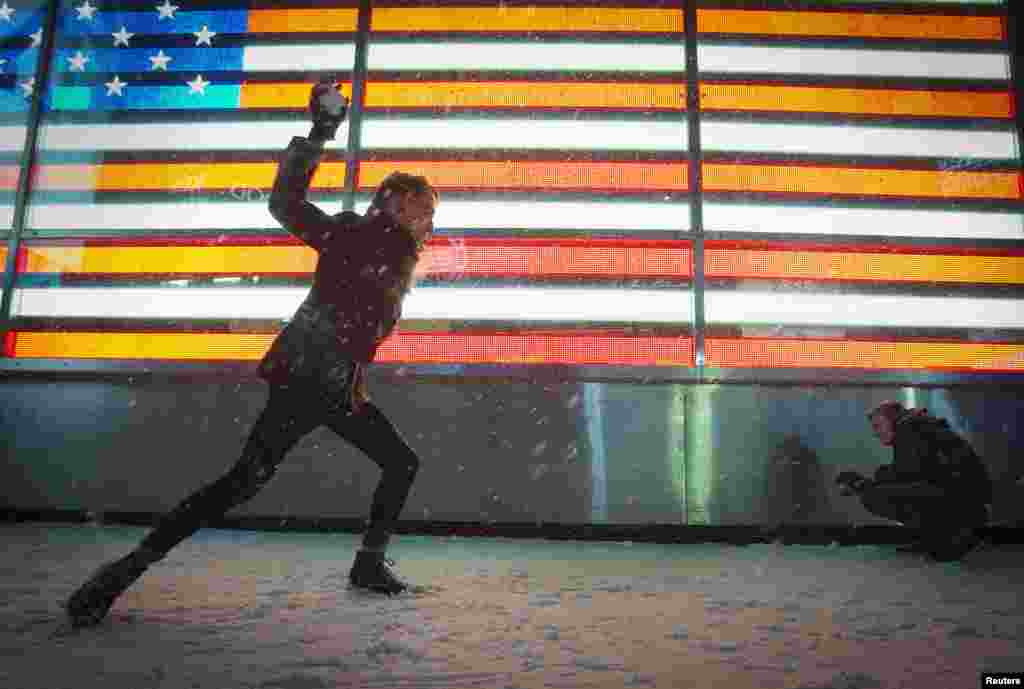 Cư dân New York chơi ném banh tuyết vào nhau tại Quảng trường Times, ngày 3/1/2014.