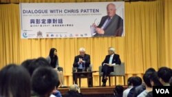 前港督彭定康与香港大专学生对话。 (美国之音汤惠芸摄)