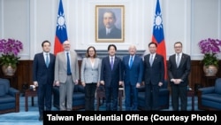 台湾总统赖清德2025年8月29日在总统府会晤美国参议院军事委员会主席威克(右三)和军委会战略武装力量小组委员会主席费舍尔(左三)。(图片来源:台湾总统府)