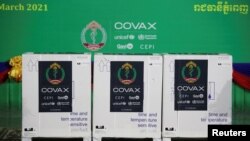 Kampuchia tiếp nhận vaccine Oxford/AstraZeneca theo chương trình COVAX tại Phi trường Quốc tế Phnom Penh ngày 2/3/2021.