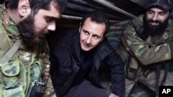 叙利亚总统阿萨德(中)在大马士革访问叙利亚军队