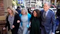 2022年5月2日,斯蒂夫·约翰逊与姐姐特里(左),妹妹瑞贝卡(左二)和妻子罗丝玛丽抵达位于悉尼的澳大利亚最高法院参加弟弟斯科特被谋杀暗案的判决听证会。