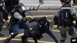 香港警察与反送中抗议者发生暴力冲突。(2020年1月19日)