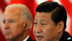 资料照:时任中国国家副主席习近平在北京接待到访的时任美国副总统拜登。(2011年8月19日)