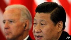 资料照:时任中国国家副主席习近平在北京接待到访的时任美国副总统拜登。(2011年8月19日)