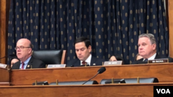 2019年6月4日,麦戈文众议员(左)、鲁比奥参议员(中)和史密斯众议员在国会举行天安门事件30周年的听证会。(美国之音李逸华拍摄)