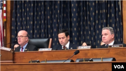2019年6月4日,麦戈文众议员(左)、鲁比奥参议员(中)和史密斯众议员在国会举行天安门事件30周年的听证会。(美国之音李逸华拍摄)