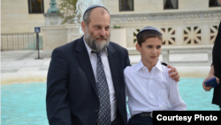 12岁的美国公民曼纳汉姆•兹沃托夫斯基(Menachem Zivotofsky)和他的父亲在美国联邦最高法院前合影(图片来源:LEWIN & LEWIN, LLP)