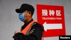 一名男子在北京一个接种中心准备接种新冠疫苗(2021年1月15日)