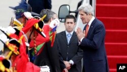 美国国务卿克里(右)2013年4月12日抵达韩国首都首尔军用机场时受到迎接