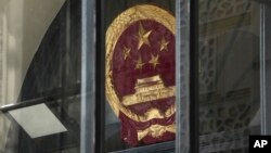 资料照:中国驻伦敦大使馆悬挂的中国国徽。(2023年9月11日)