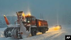 美国加州铲雪车正在清除50号公路的积雪(2022年12月31日)