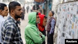 孟加拉国民众在首都达卡阅读孟加拉国人民联盟获得第12届大选胜利的新闻。(2024年1月8日)