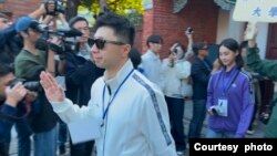 马英九基金会邀访大陆学生来台访问团,星期四下午参访台北孔庙,中国乒乓奥运金牌选手马龙(中,白衣者)到场,受到台湾民众热情欢迎。(美国之音 金谷摄 2024年11月28日)