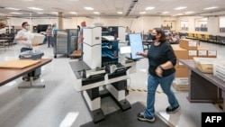 Kiểm phiếu tại quận Maricopa ở Phenix, Arizona, ngày 5/11/2020. TT Trump một mực nói ông là nạn nhân của gian lận bầu cử trên khắp các bang chiến địa dù không trưng ra bằng cớ nào, giữa lúc ứng cử viên của Dân Chủ Joe Biden ngày càng củng cố thắng lợi. (OLIVIER TOURON /AFP)