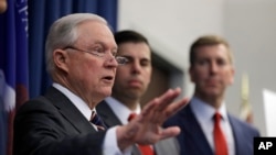 美国司法部长塞申斯 (资料照片)